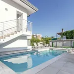 Апартаменты With Pool In 54749